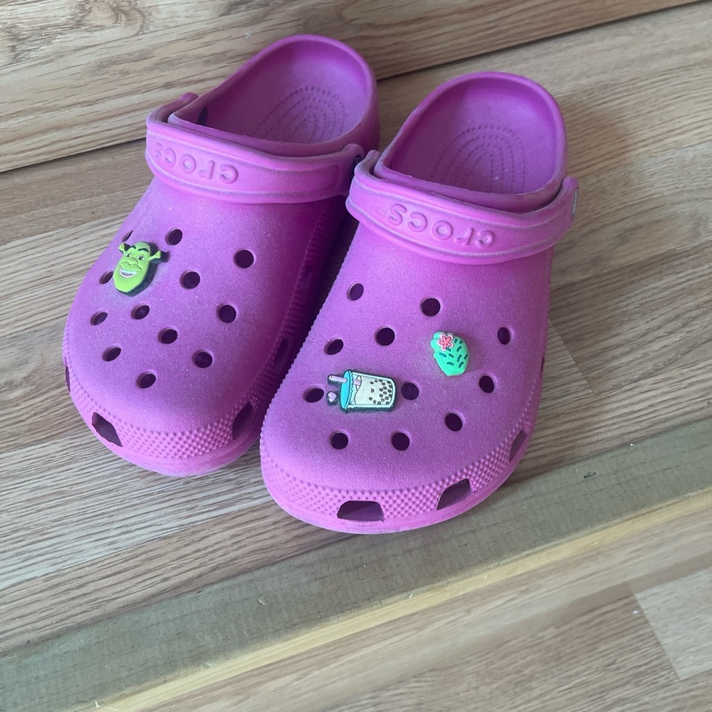 CROCS womens Slippers - Vibrant Pink